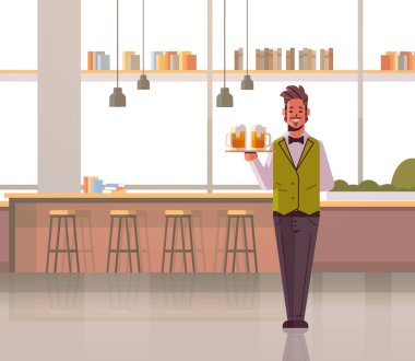 profesyonel garson alkol içecekler modern pub iç düz tam uzunlukta yatay taşıyan üniforma bira adam restoran işçisi iki bardak ile tepsi tutarak