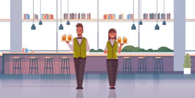 profesyonel garsonlar çift alkol içecekler modern pub iç düz tam uzunlukta yatay taşıyan üniforma bira kadın adam restoran işçilerin gözlüklü tepsiler tutarak