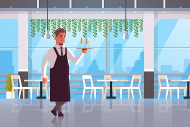profesyonel garson alkol içecekler modern kafe iç düz tam uzunlukta yatay taşıyan önlük şampanya adam restoran işçisi iki bardak ile tepsi tutarak