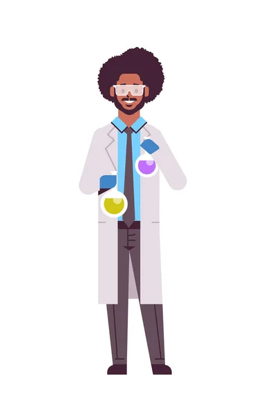 Mannelijke wetenschapper Holding reageerbuisjes met kleurrijke vloeibare Afro-Amerikaanse man in uniforme Holding kolven maken experiment in laboratoriumonderzoek wetenschap chemisch concept verticale volledige lengte — Stockvector