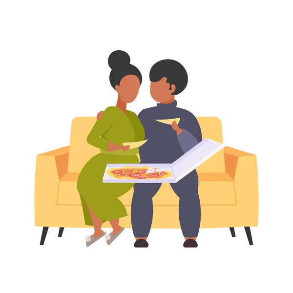 Kövér elhízott férfi nő ült a kanapén étkezési pizza gyorsétterem egészségtelen táplálkozás koncepció afro-amerikai pár szórakozik pihentető kanapé lakás teljes hosszúságú — Stock Vector
