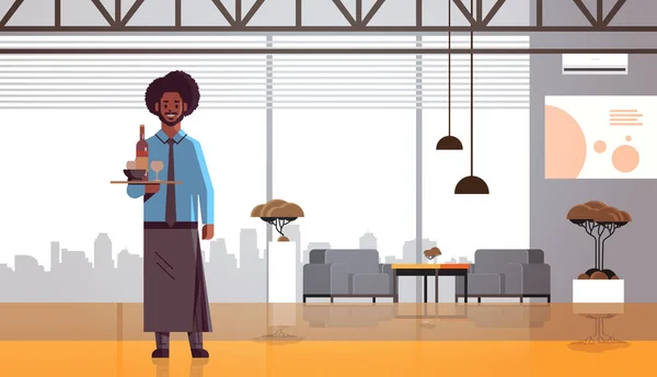 Professionele ober Holding fles en wijn glazen op lade African American man restaurant werknemer in schort dragen alcohol drinken moderne Café interieur platte volledige lengte horizontaal — Stockvector