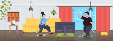 şişman obez çift tv programı sırasında egzersiz kilolu erkek kadın eğitim fitness programı ev egzersiz kilo kaybı kavramı modern oturma odası iç tam uzunlukta yatay izlerken