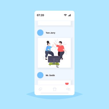 şişman obez çift tv programı sırasında egzersiz kilolu erkek kadın eğitim fitness programı ev egzersiz kilo kaybı kavramı akıllı telefon ekranı online mobil uygulama tam uzunlukta izlerken