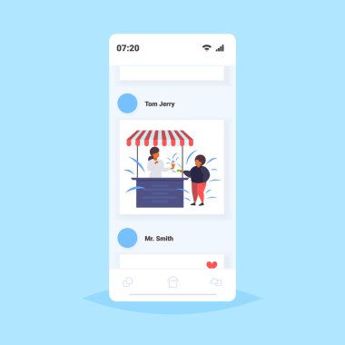 şişman obez çocuk gıda standında dondurma satın sağlıksız beslenme obezite kavramı afrikalı amerikalı adam eğlenceli akıllı telefon ekranı online mobil uygulama tam uzunlukta düz sahip