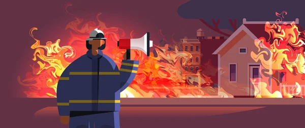 Pompier courageux tenant haut-parleur pompier en uniforme et casque service d'urgence de lutte contre l'incendie extinction concept incendie brûlant maison extérieur flamme orange portrait de fond — Image vectorielle