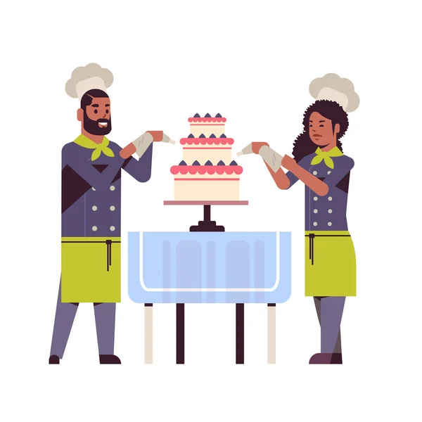 Cocina pareja profesional pastelería chefs decoración sabrosa boda crema pastel africano americano mujer hombre restaurante trabajadores en uniforme cocina comida concepto plana longitud completa — Vector de stock