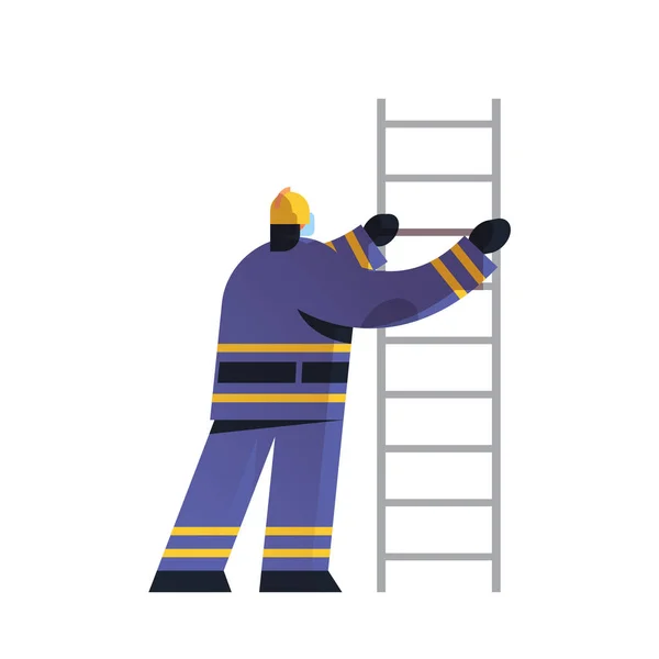 Corajoso bombeiro escalada escada bombeiro vestindo uniforme e capacete serviço de emergência de combate a incêndios extinguindo conceito de fogo plano fundo branco comprimento total —  Vetores de Stock