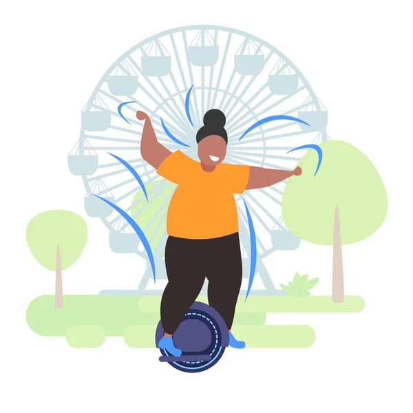 Fet fet kvinna ridning självbalanserande Scooter afrikansk amerikansk flicka stående på elektrisk gyroscooter personlig elektrisk transport fetma Concept Urban Park pariserhjul bakgrund full längd — Stock vektor