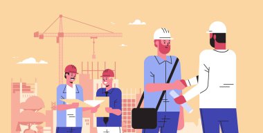 inşaatçılar takım kask karması yarış mühendisleri işçiler toplantı sırasında el sıkışma plan el sıkışma anlaşması kavramı inşaat sitesi arka plan portre yatay yeni proje tartışıyor