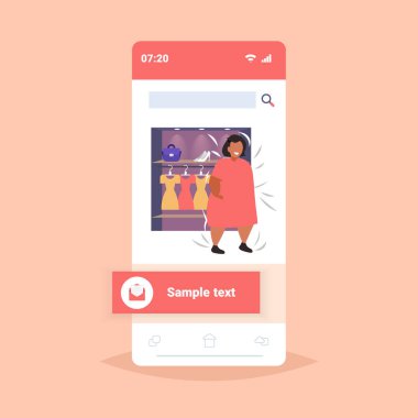 şişman obez kadın boyutu kız üzerinde moda mağazasında yeni bir elbise seçerek kadın giyim pazarı alışveriş merkezi obezite kavramı akıllı telefon ekranı online mobil uygulama düz tam uzunlukta ziyaret