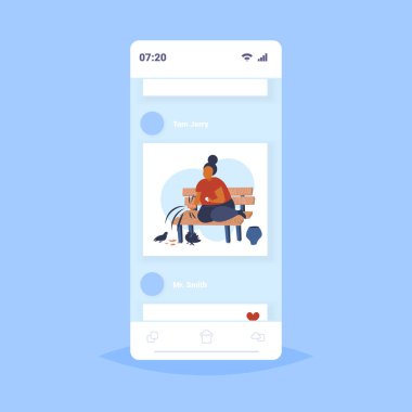 şişman obez kadın ekmek tutan ve güvercin kilolu afro-amerikan kız ahşap tezgah obezite kavramı akıllı telefon ekranı online mobil uygulama düz tam uzunlukta oturan sürüsü besleme