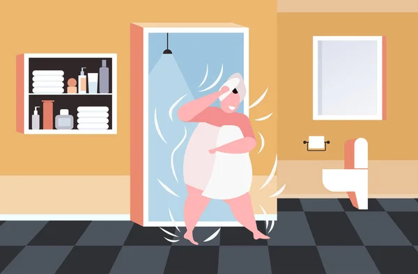 Fett fettleibige Frau in weißen Handtüchern um Kopf und Körper gewickelt nach der Dusche ungesunden Lebensstil Fettleibigkeit Konzept modernes Badezimmer Innenraum flach volle Länge horizontal — Stockvektor