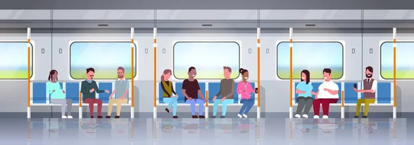 Personas dentro del metro metro tren mezcla raza pasajeros sentados en el concepto de transporte público horizontal plana de longitud completa — Archivo Imágenes Vectoriales