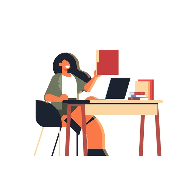 Ενθουσιασμένος επιχειρηματίας κρατώντας χαρτί έγγραφο φάκελος επιχείρηση γυναίκα Γραμματέας κάθεται στο χώρο εργασίας με laptop θηλυκό γραφείο εργαζόμενος σε επίσημη φθορά επίπεδο πλήρες μήκος — Διανυσματικό Αρχείο