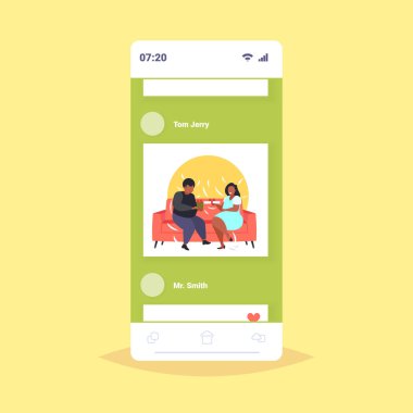 şişman kilolu çift birbirlerine sürprizler hediye kutuları veren obez mix yarış adam kadın kanepede oturan tatil kutlama obezite kavramı akıllı telefon ekranı online mobil uygulama düz tam uzunlukta