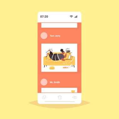 şişman obez kadın kanepede yatan kilolu afrikalı amerikalı kız dizüstü bilgisayar sağlıksız beslenme obezite kavramı akıllı telefon ekranı online mobil uygulama düz tam uzunlukta kullanarak pizza yeme