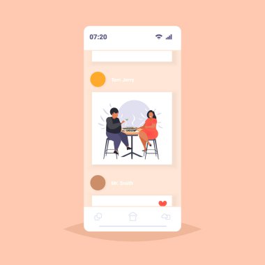 şişman obez adam kadın suşi kilolu afrikalı amerikalı çift yeme masada öğle yemeği obezite sağlıksız beslenme kavramı akıllı telefon ekranı online mobil uygulama düz tam uzunlukta sahip oturuyor