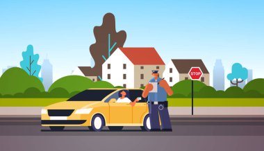 sürücü belgesi trafik güvenliği yönetmeliği kavramı cityscape arka plan tam uzunlukta yatay gösteren arabada oturan kadın için rapor park cezası veya hız cezası yazma polis memuru