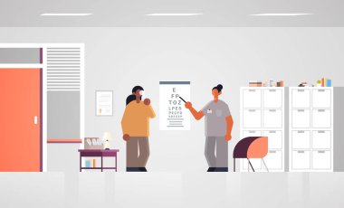 kadın doktor oftalmolog göz grafiği nde harfleri işaret eden afrikalı amerikalı hasta görme tıp sağlık kavramı hastane tıp kliniği ofis iç tam uzunlukta yatay kontrol