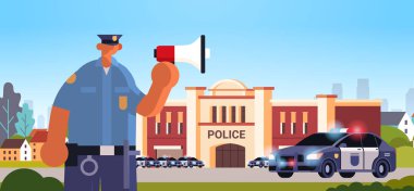üniformalı polis hoparlör kullanarak duyuru güvenlik otoritesi adalet hukuk hizmeti kavramı modern polis karakolu departmanı bina dış portre yatay yapma