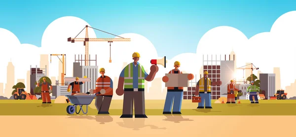 Equipo de constructores que usan trabajadores ocupados sombrero duro de pie juntos mezclan los trabajadores industriales de raza en el concepto de construcción de construcción uniforme fondo plano longitud completa vector horizontal ilustración — Archivo Imágenes Vectoriales