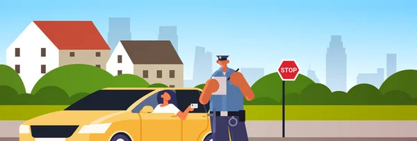 警察官が運転免許証の交通安全規制コンセプト都市景観背景を示す車に座っている女性のための駐車罰金またはスピード違反切符を書く — ストックベクタ