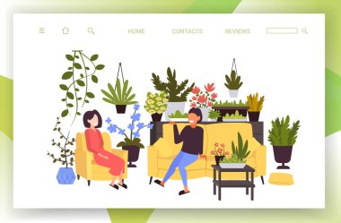 Kızlar toplantı sırasında tartışıyor modern oturma odasında dinlenen kadınlar ev bitkileri ile kapalı alanda