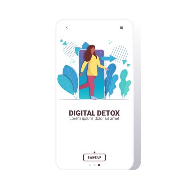 Cep telefonundan çıkan dijital detoks konsepti olan kadın dijital bağımlılıktan kaçıyor.