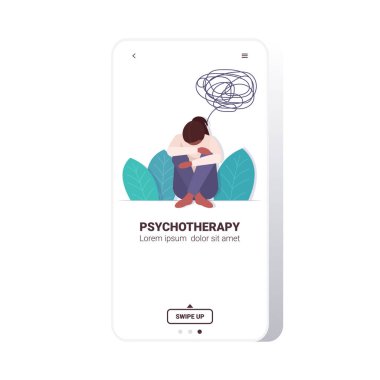 Depresyondaki şaşkın düşünceleri olan üzgün kadın psikoterapi kavramını strese sokuyor.