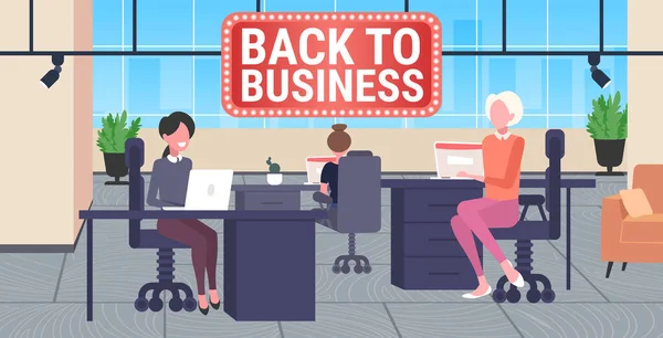 Предприниматели, сидящие на рабочих местах с ноутбуками, возвращаются к карантину коронавируса бизнес-совета — стоковый вектор
