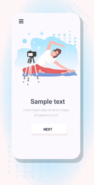 Donna fitness trainer registrazione video blog utilizzando la fotocamera su treppiede live streaming blogging concetto di allenamento — Vettoriale Stock