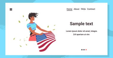 Amerikan bayrağını taşıyan Afrikalı Amerikalı kadın ırkçı ayrımcılığa karşı yürütülen kampanyada siyahların hayatı söz konusu.