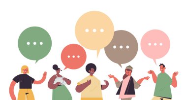 Yarış insanlarının sohbet baloncuğu iletişimi sırasında tartıştığı dijital detoks rahatlama kavramını karıştır