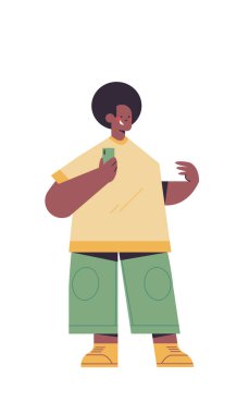 Akıllı telefon kullanan, gülümseyen, modaya uygun giyinen, erkek çizgi film karakteri duruşu yapan adam.