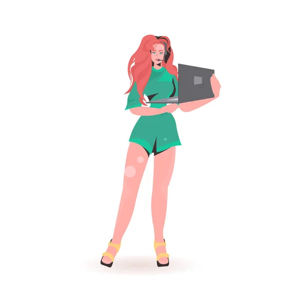 Atractiva mujer usando portátil hermosa chica modelo en ropa de moda personaje de dibujos animados femenino de pie pose — Vector de stock