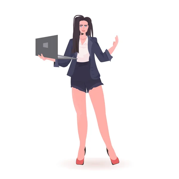 Atractiva mujer usando portátil hermosa chica modelo en ropa de moda personaje de dibujos animados femenino de pie pose — Vector de stock