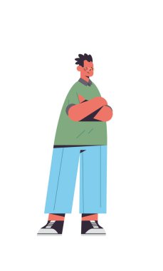 Elleri katlı sevimli bir adam sıradan giyinmiş, gülümseyen bir adam. Erkek çizgi film karakteri duruşu.