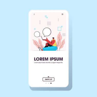 Dizüstü bilgisayar sohbet balonu iletişim konsepti kullanan kadın çizgi film karakteri