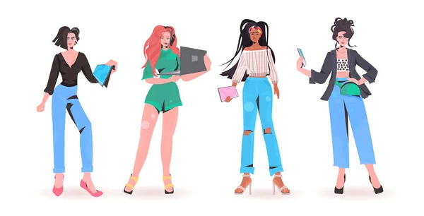 Set mix race mulheres usando dispositivos digitais meninas em roupas da moda coleção de personagens de desenhos animados femininos — Vetor de Stock