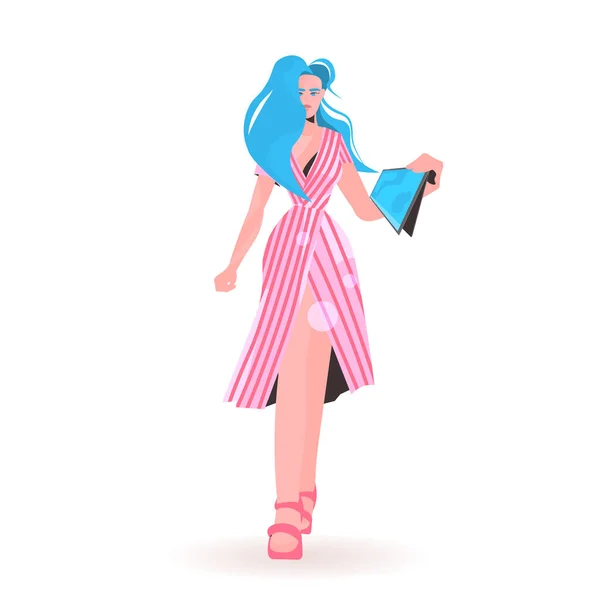 Mujer de moda usando tableta pc modelo de chica hermosa en ropa de moda personaje de dibujos animados femenino pose de pie — Vector de stock