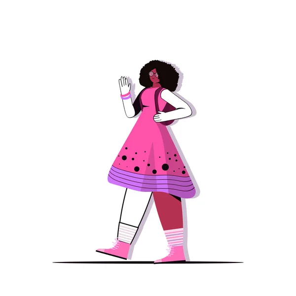 Mujer afroamericana con mochila ondeando mano personaje de dibujos animados femenino de pie pose longitud completa v — Vector de stock