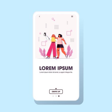 Akıllı telefon kamerasıyla selfie çeken kadınlar gündelik moda elbiseli kızlar eğleniyorlar.