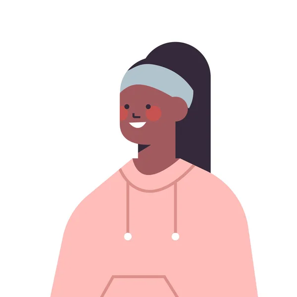 Lindo africano americano mujer buscando en cámara sonriente chica avatar femenino dibujo animado carácter retrato — Vector de stock