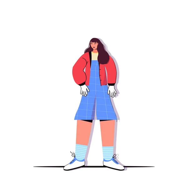 Jeune femme en vêtements décontractés tendance personnage de dessin animé féminin pose debout — Image vectorielle