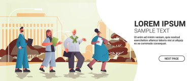 Yarış işadamlarıyla şehir parkındaki işadamları arasında gezen dosyaları karıştır.