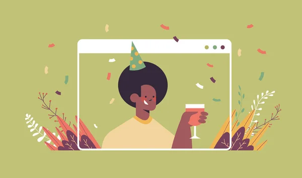Hombre en sombrero festivo celebrando fiesta de cumpleaños en línea africano americano chico en la ventana de la computadora beber vino — Archivo Imágenes Vectoriales