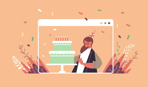 Mujer en sombrero festivo divertido celebrando fiesta de cumpleaños en línea chica en la ventana de la computadora soplando velas de pastel — Vector de stock