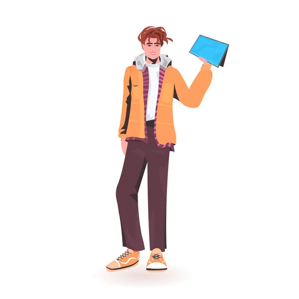 Hombre celebración tableta pc joven chico modelo en ropa de moda personaje de dibujos animados masculinos de pie pose longitud completa — Archivo Imágenes Vectoriales