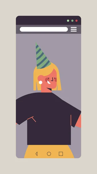 Žena v slavnostní klobouk slaví on-line narozeninové party šťastná dívka v smartphone obrazovce — Stockový vektor